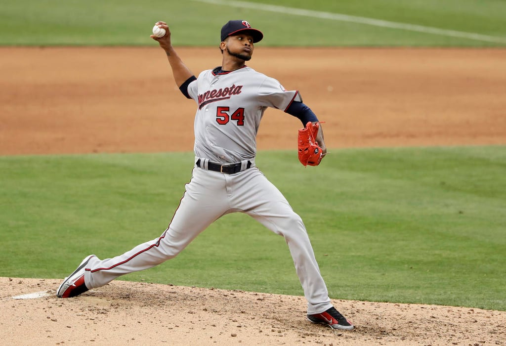 Ervin Santana lanza juego completo en victoria