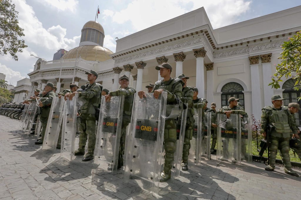 Militares impiden paso de diputados opositores al Parlamento venezolano