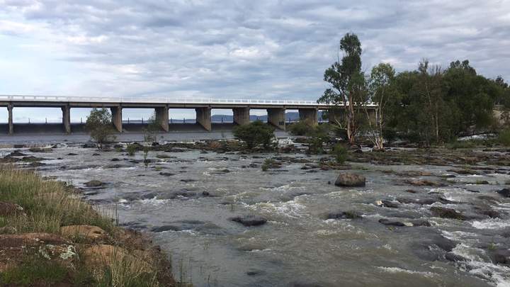 Ya derrama la presa Peña del Águila