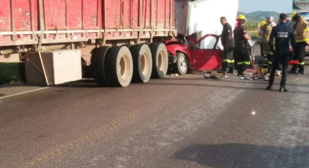 Muere prensado al impactase contra tráiler en carretera a Durango