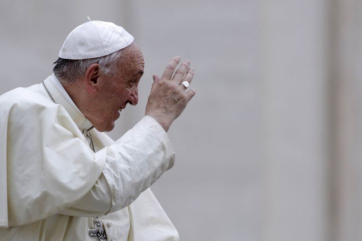 Felicita el Papa a pareja gay por bautizar a hijos