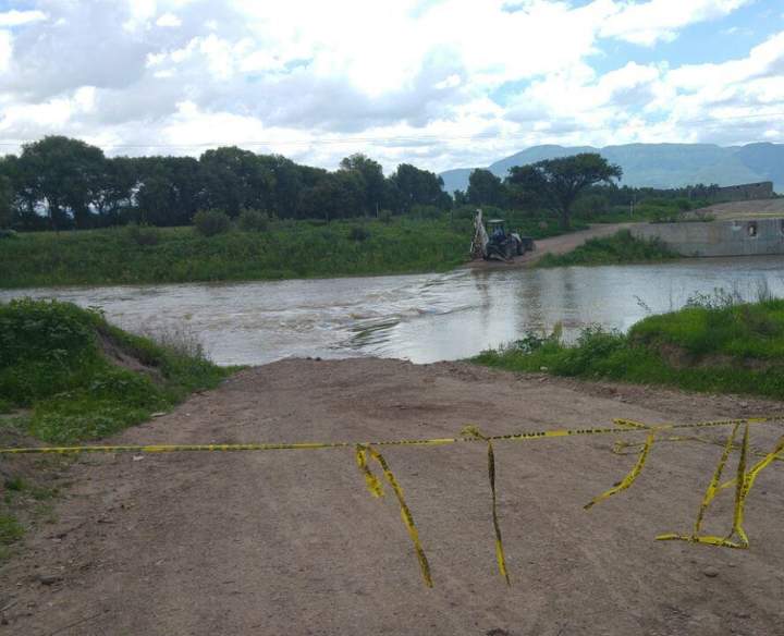 Cierran circulación a poblados de Canatlán por crecida de río