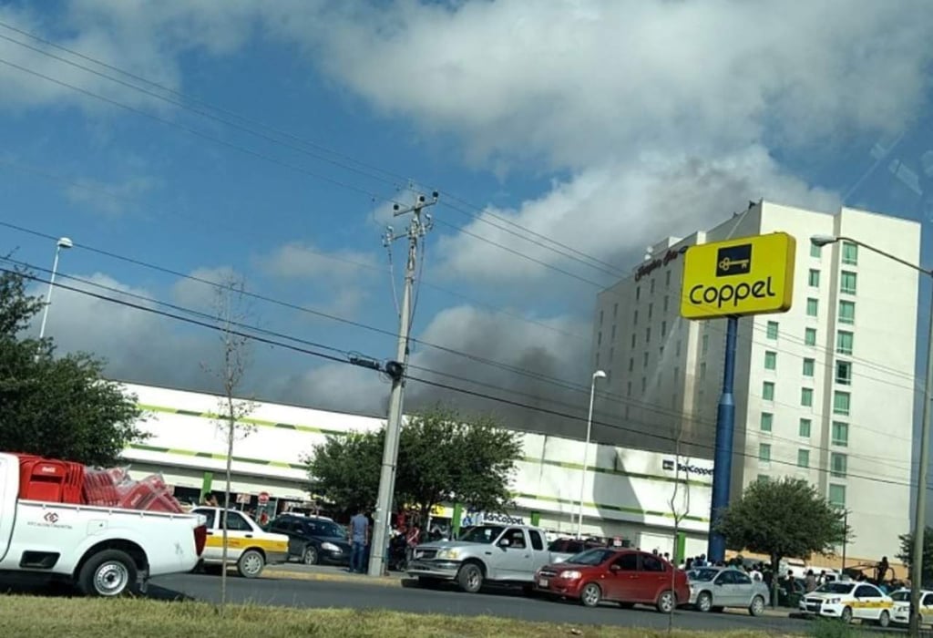 Se incendia centro comercial en Reynosa