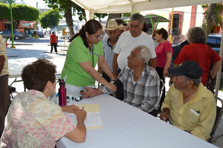 Atienden a 300 adultos mayores