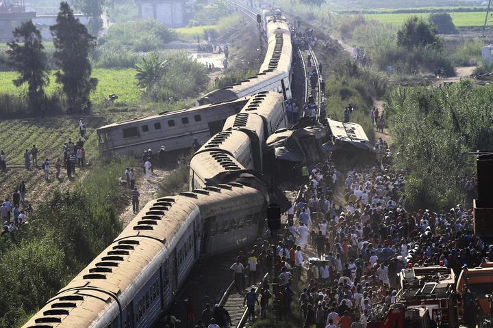Choque de trenes deja 36 fallecidos