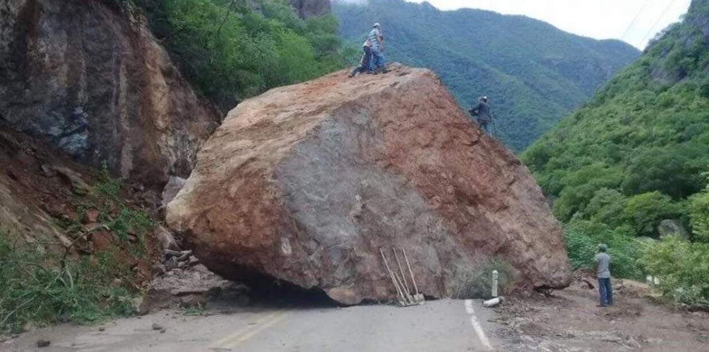 Carrertera en Chihuahua es bloqueada por deslave de piedras