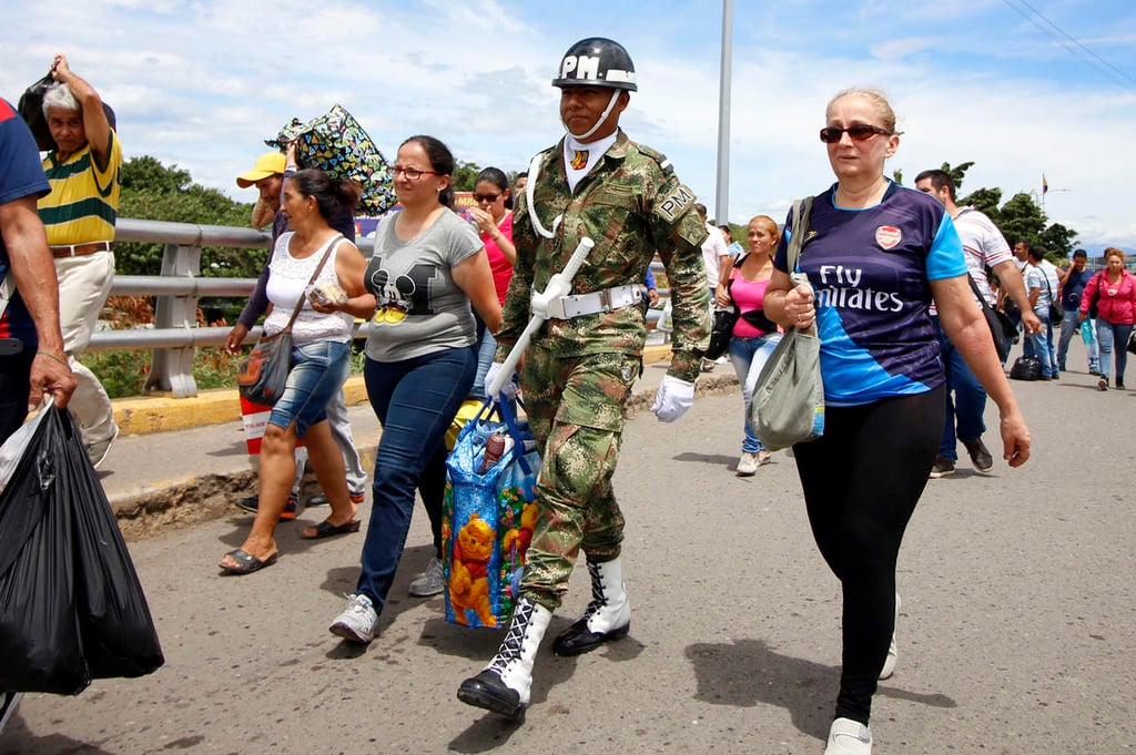 Cruzan venezolanos frontera a Colombia para comer