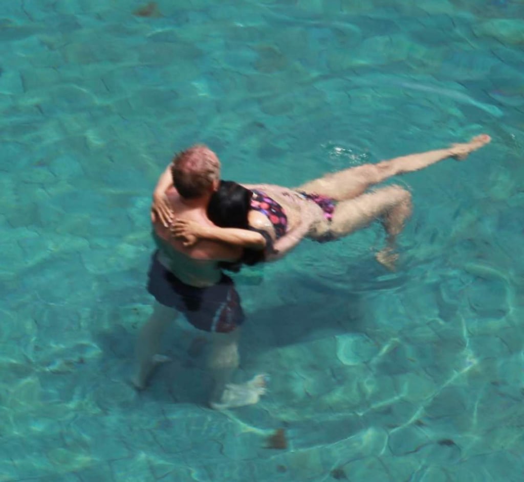 Salma Hayek y la romántica foto con su esposo en la alberca