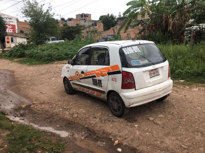 Abandonan taxi en calles de La Virgen