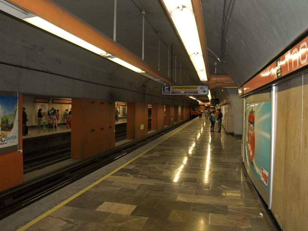 Menor pierde mano en escalera eléctrica del Metro de Ciudad de México