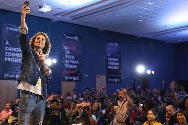 Luisito Comunica llama a jóvenes a no dejar sus estudios