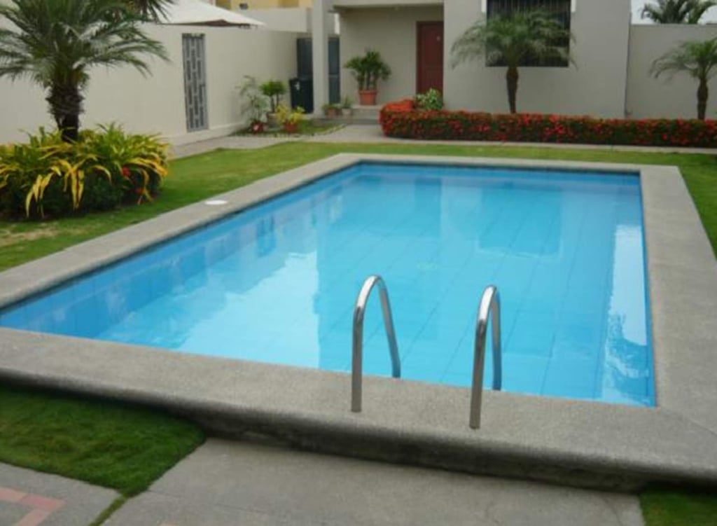 Pide ayuda a través de Facebook al quedar encerrada en una piscina