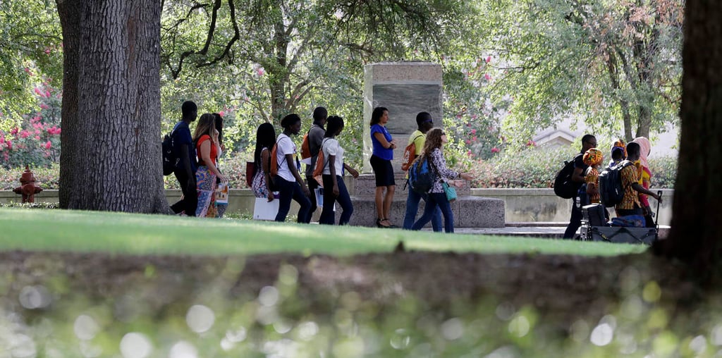 Universidad de Texas en Austin retira estatuas confederadas