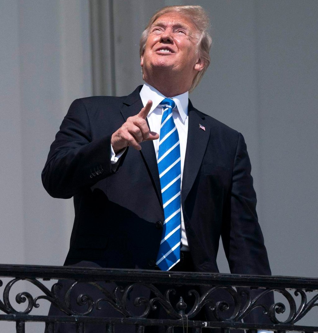 Observa Trump sin gafas el eclipse desde la Casa Blanca