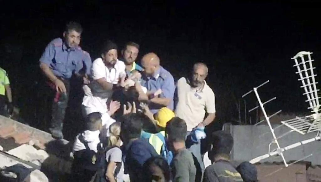 Rescatan a bebé de los escombros tras sismo en Italia