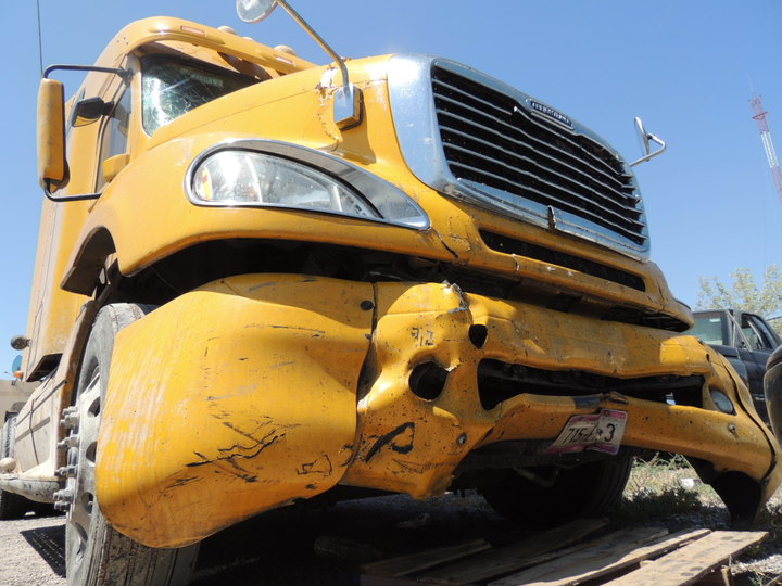 Cargado de piedra vuelca en bulevar