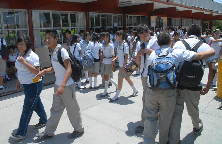 Padres de familia cierran una secundaria