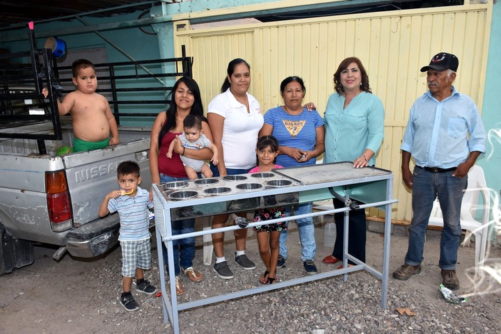 Apoyan a madres de familia con microcréditos