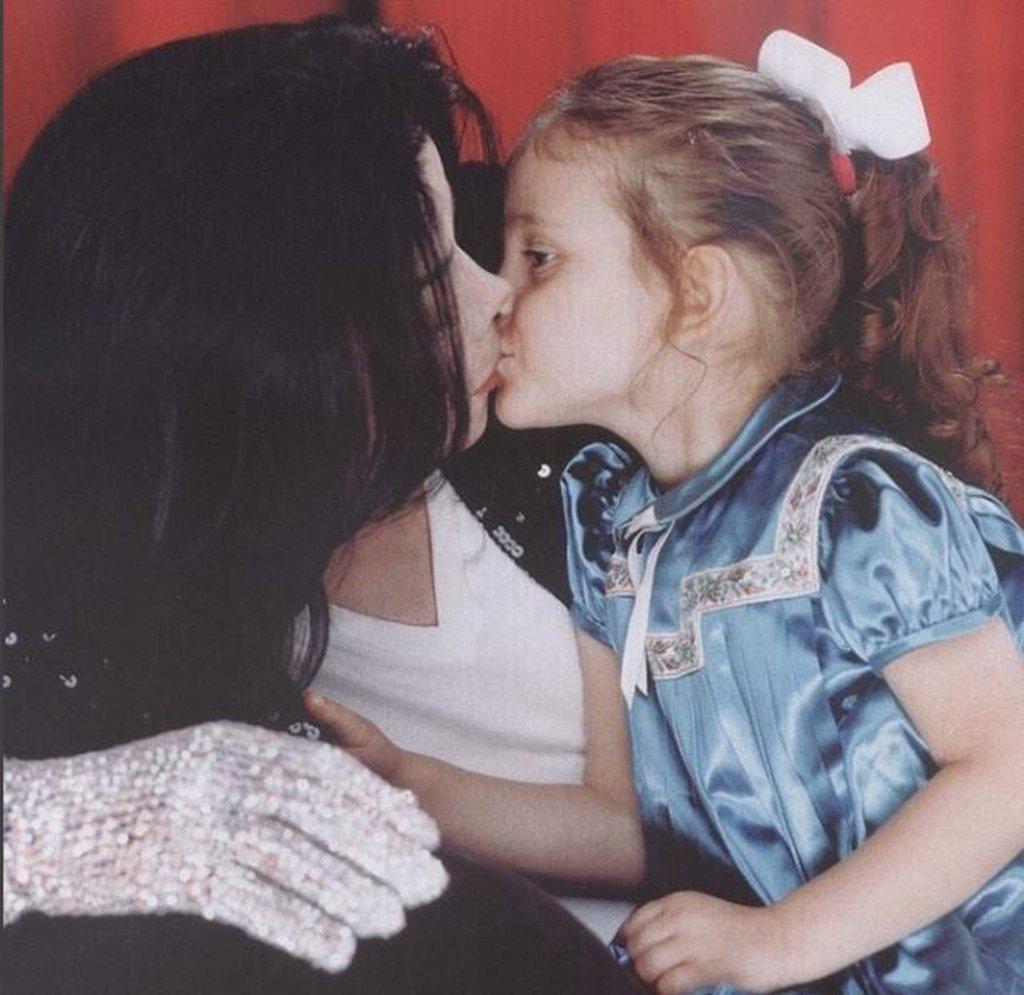 Paris dedica emotivo mensaje a Michael Jackson