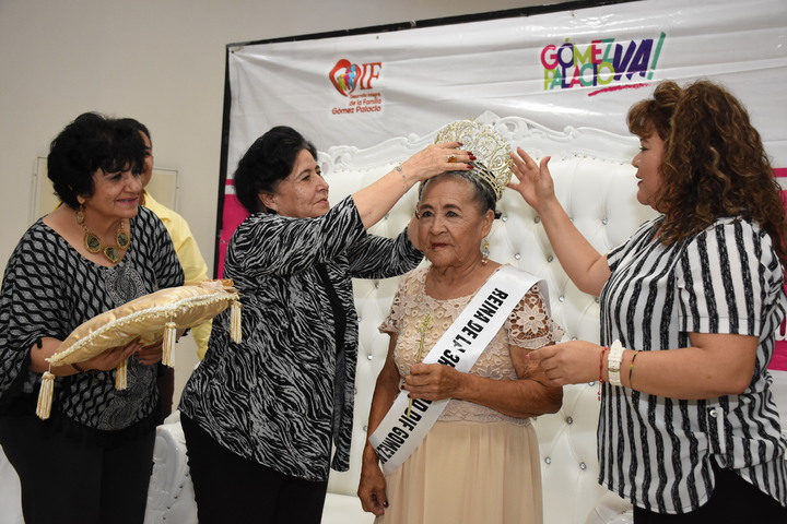 Coronan en Gómez Palacio a Reina de la Tercera Edad