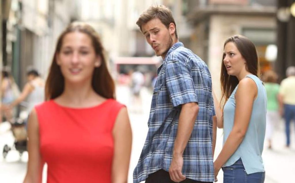 'Novio distraído', el nuevo meme del momento