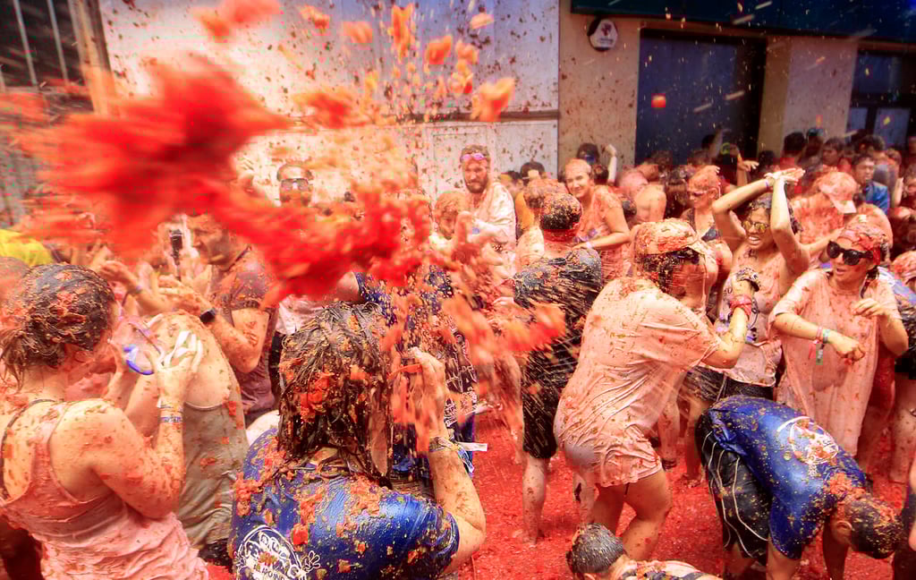 Tradicional Tomatina reúne a miles de personas en España