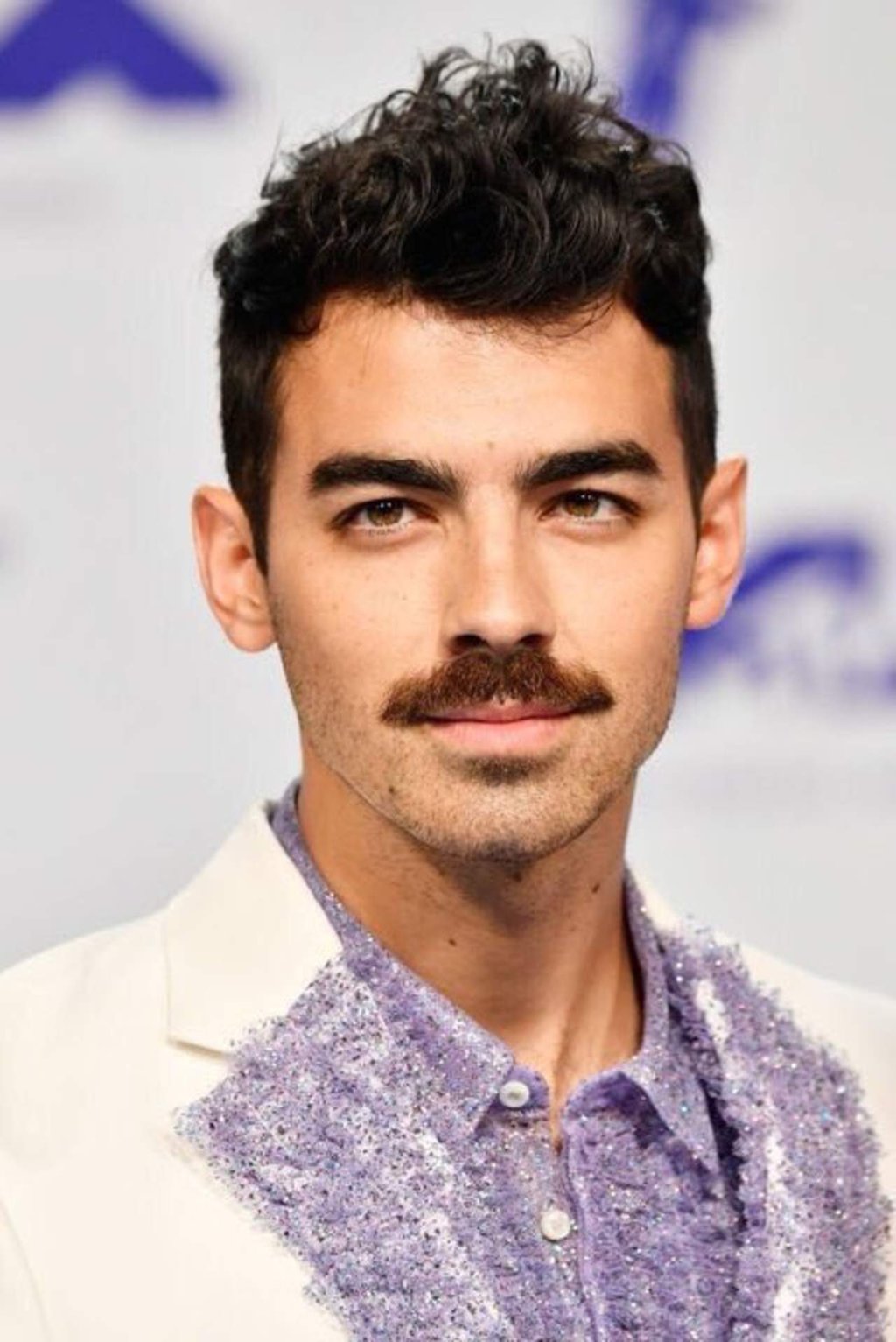 Bigote de Joe Jonas causa revuelo
