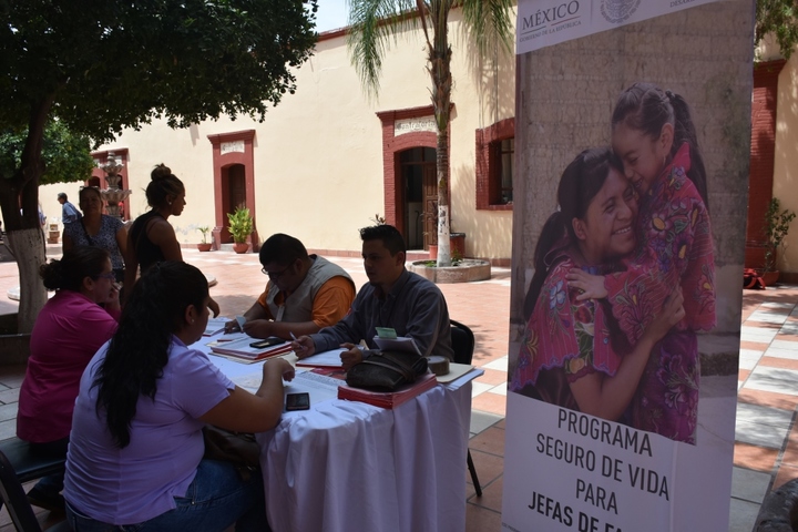 Ofrecen respaldo a jefas de familia