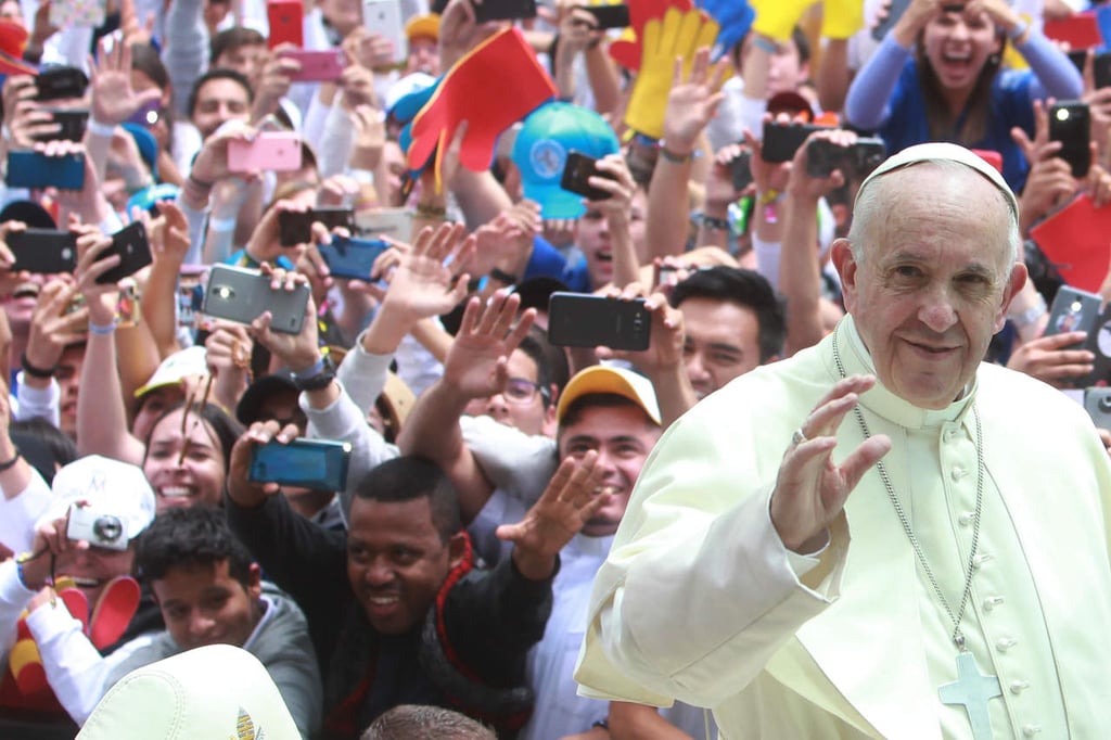 Papa bendice a jóvenes y se reúne con obispos