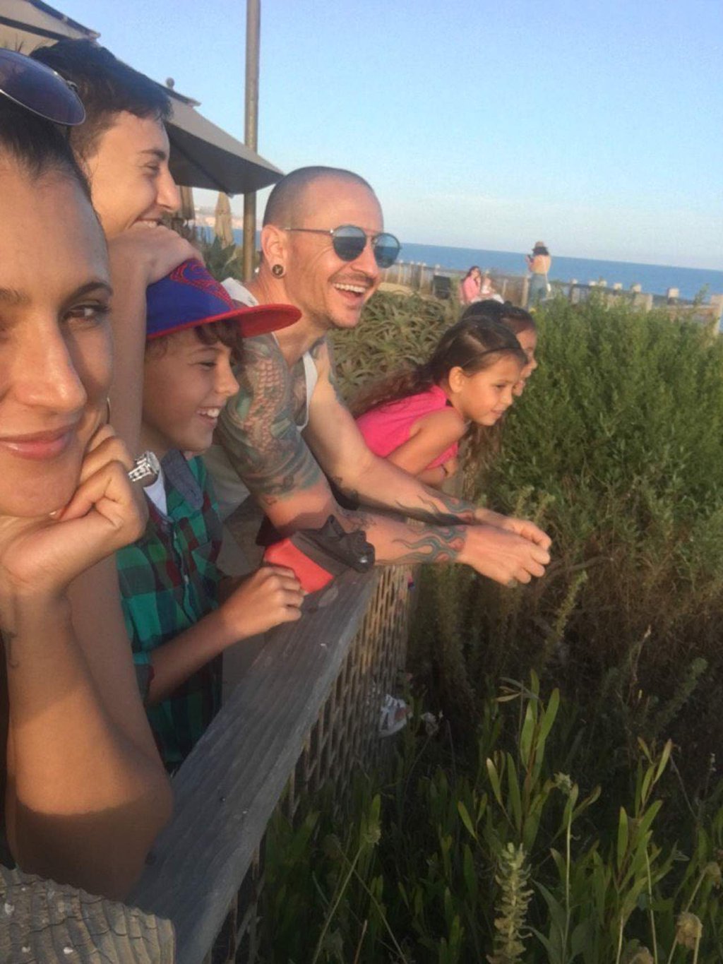 Publican fotografía de Bennington con su familía antes de su muerte