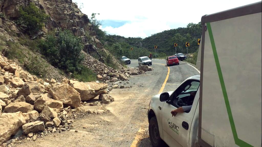 Retiran piedras y escombros para reabrir caminos y carreteras en Oaxaca
