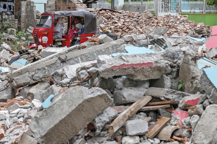 Se eleva cifra de muertos por sismo