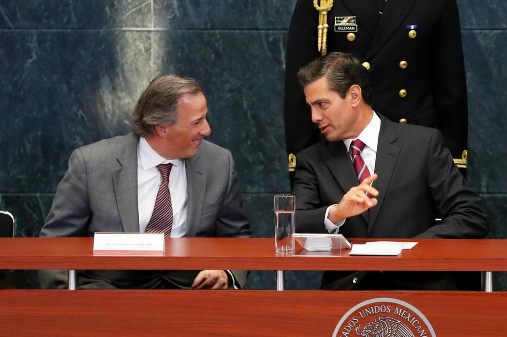 Consulta Enrique Peña Nieto lista de cuatro 'tapados'
