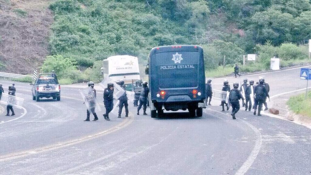 Retienen normalistas de Ayotzinapa a policías y camiones