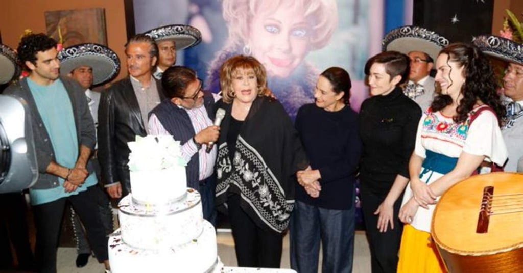 Celebra Silvia Pinal  su cumpleaños con elenco de 'Mi marido tiene familia'