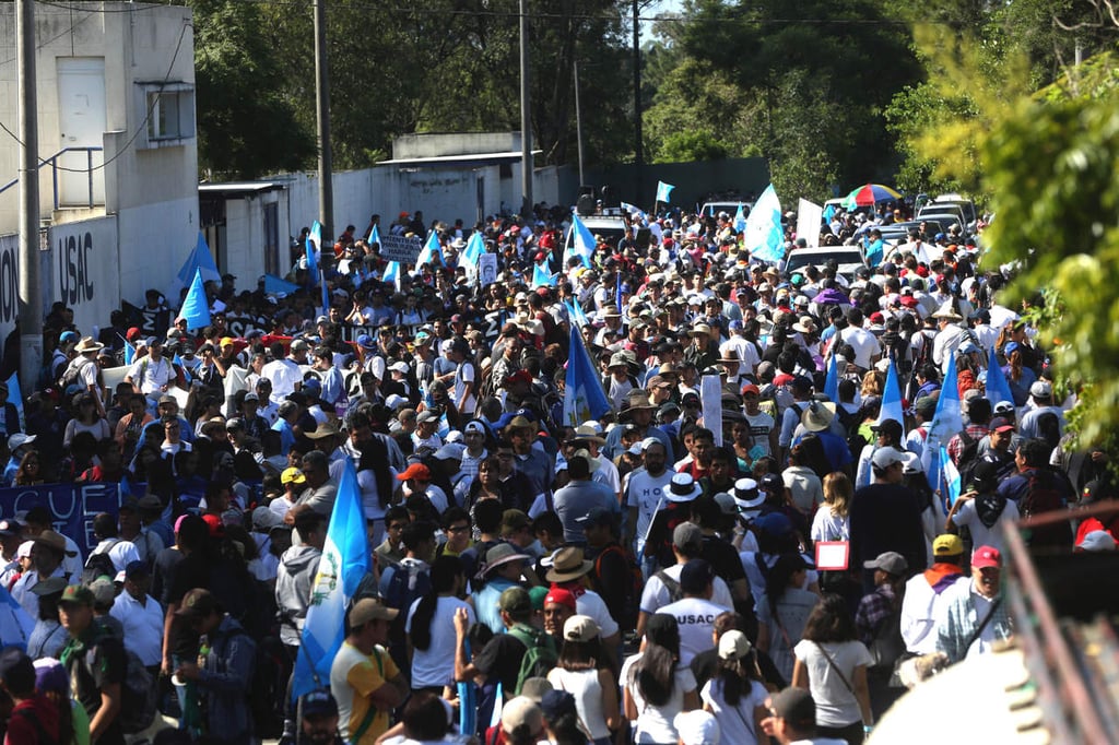Guatemaltecos marchan exigiendo la renuncia de su presidente