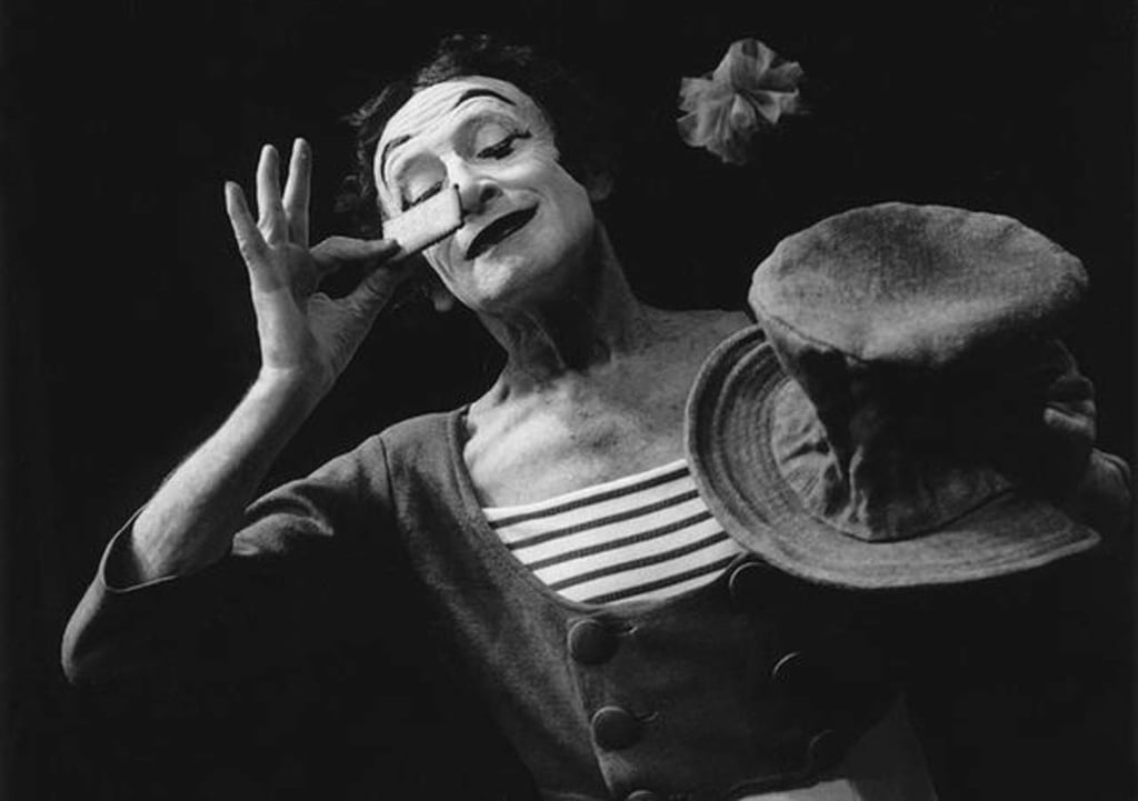 2007: Da su último respiro Marcel Marceau, reconocido mimo y actor francés