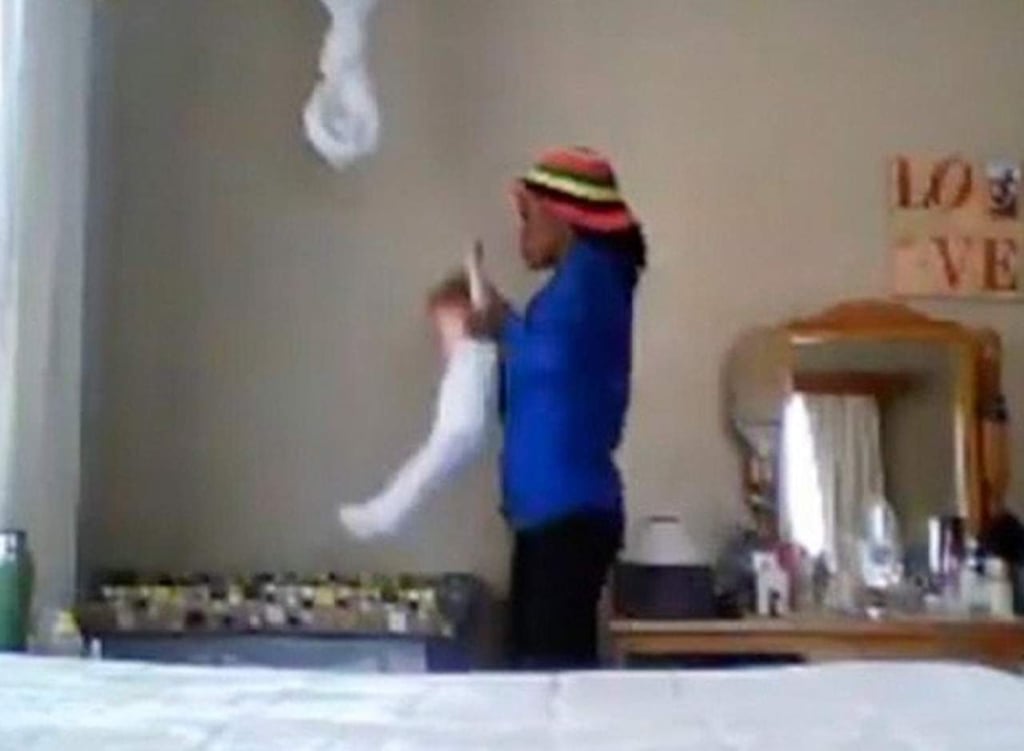 Captan en video a niñera aventando a bebé a su cuna