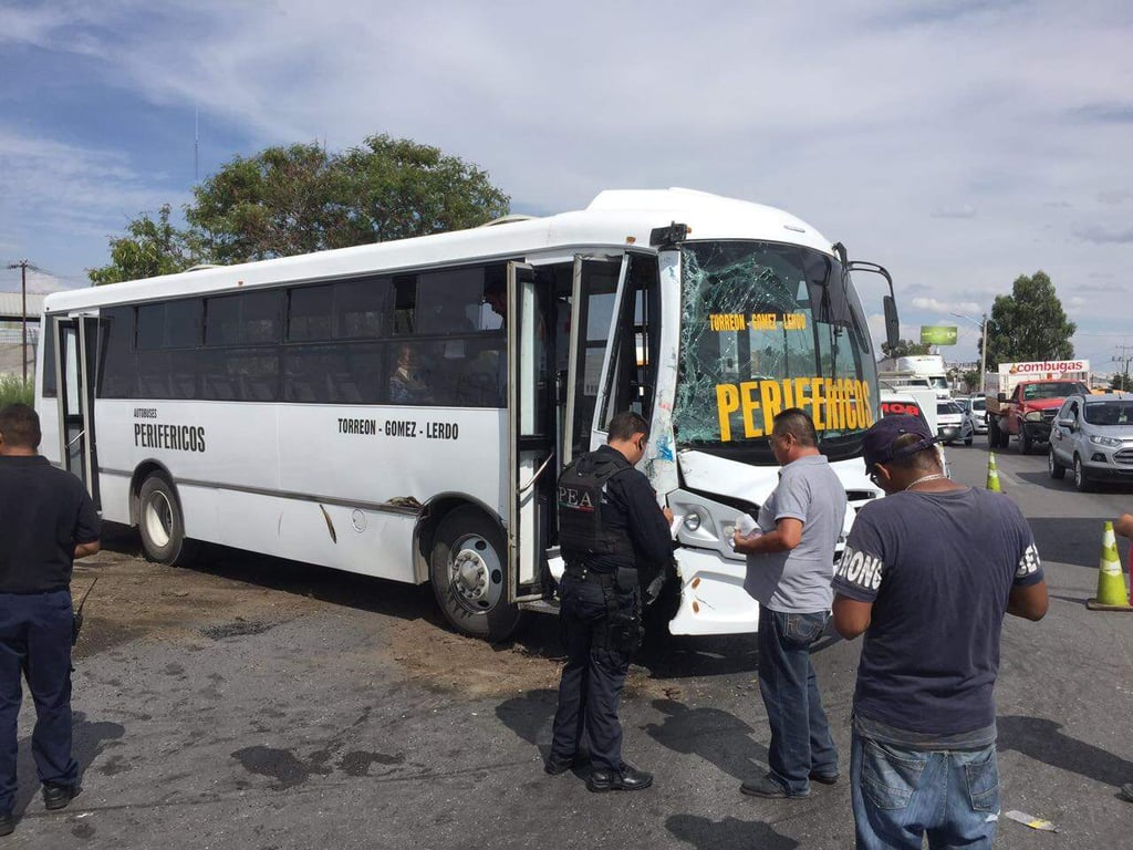Chocan autobús de pasajeros y tractocamión; hay tres lesionados