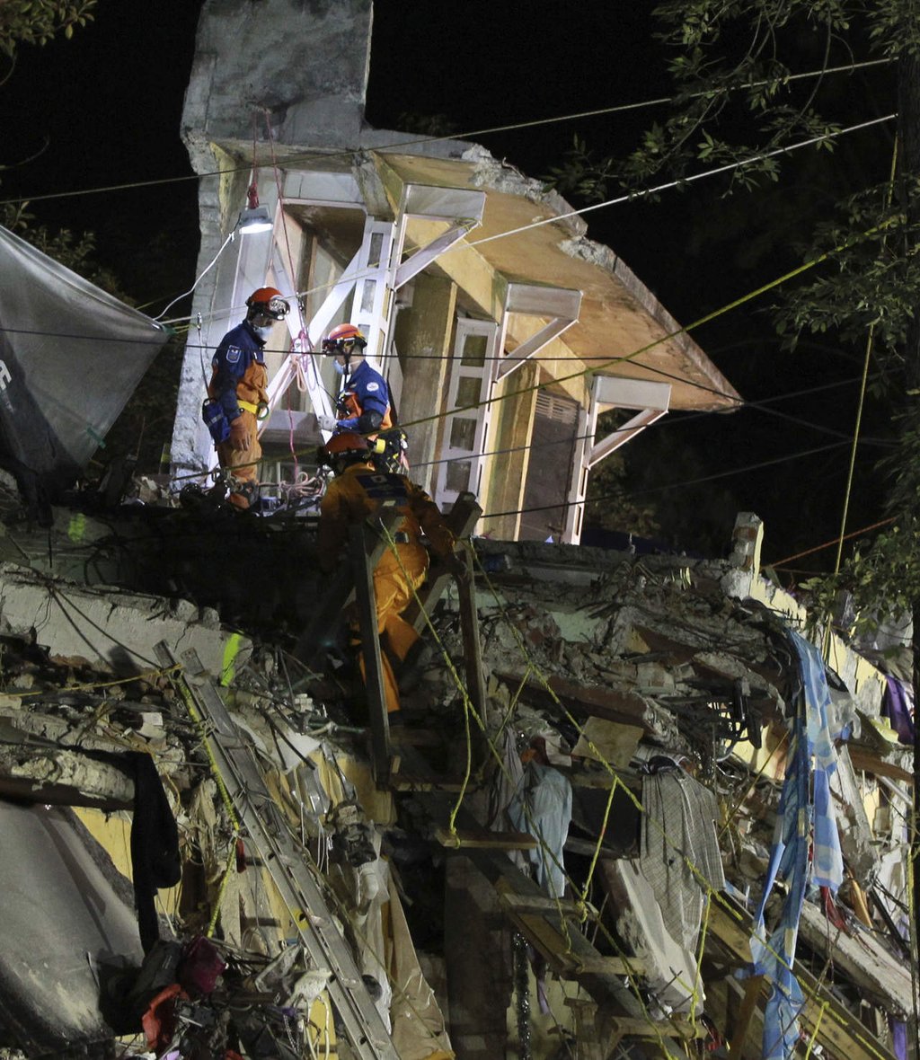 Rescatistas japoneses continúan labores en multifamiliar de Tlalpan