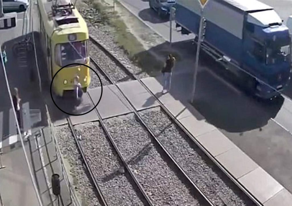 Mujer es arrollada por tren al ir distraída con su celular