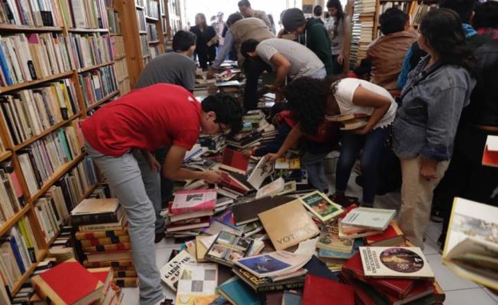 Rematan libros por sismo