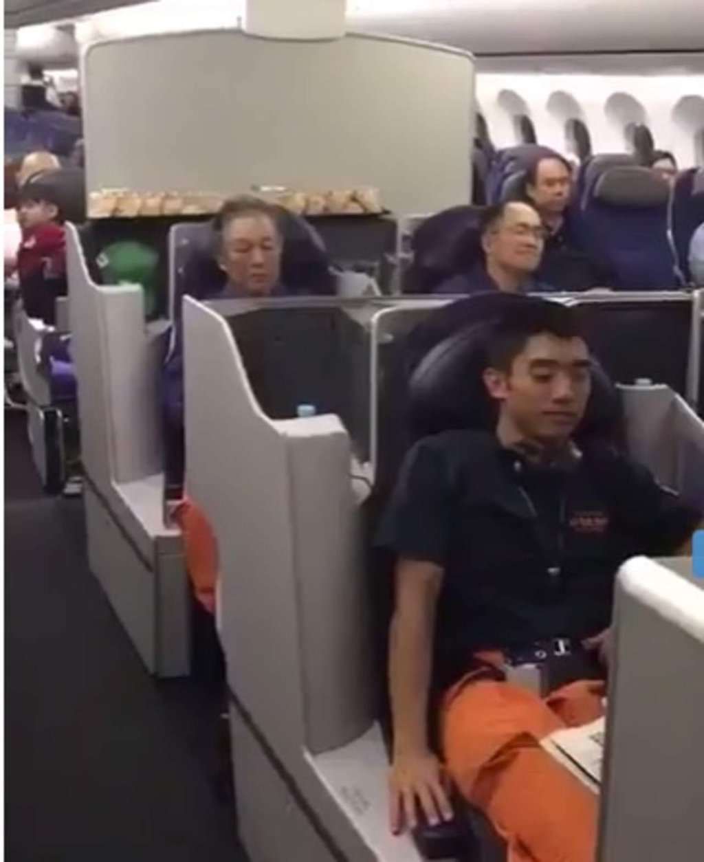 Aplauden a rescatistas japoneses en avión de regreso a su país