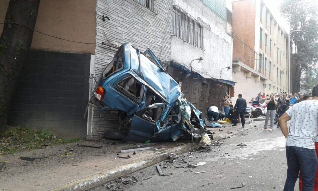 Pipa arrolló a varios vehículos en CDMX; al menos tres muertos