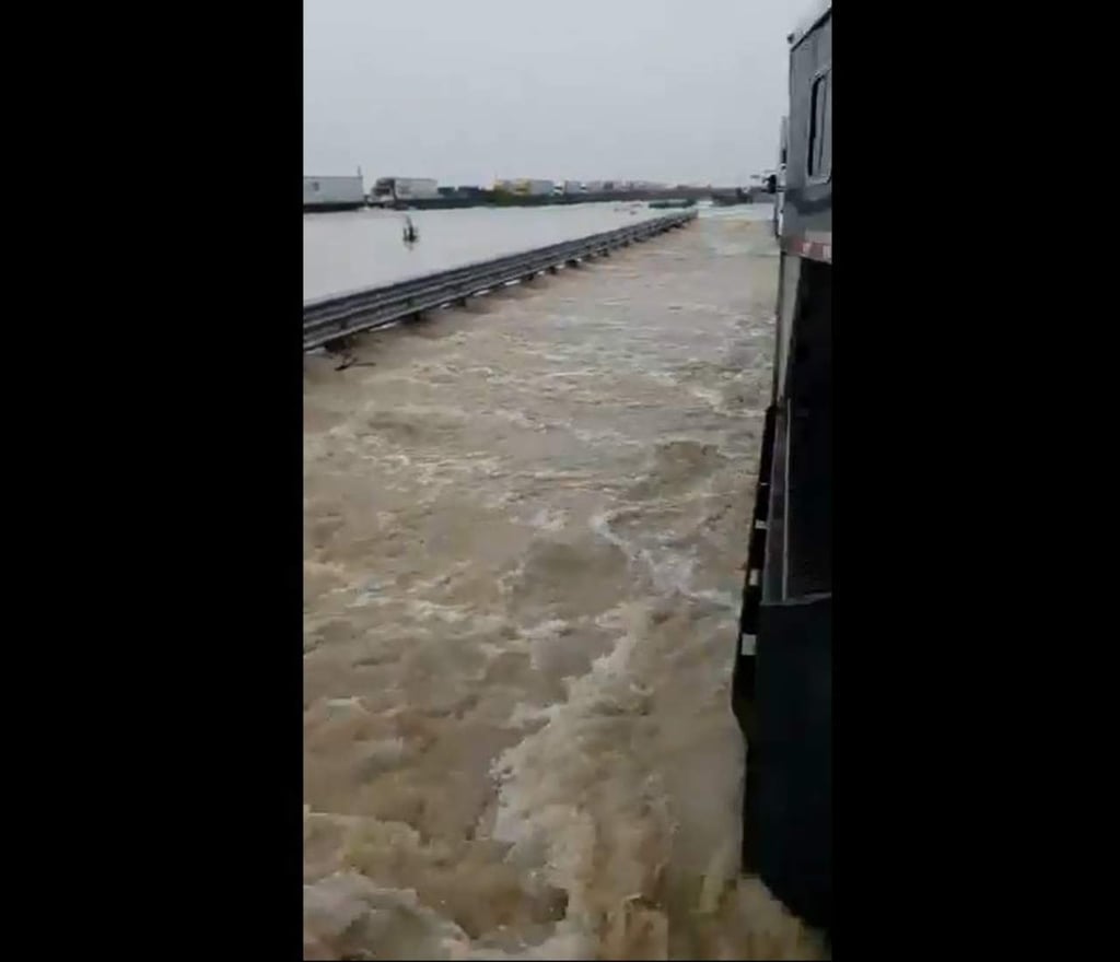 Captan en video inundación en la Monterrey-Nuevo Laredo