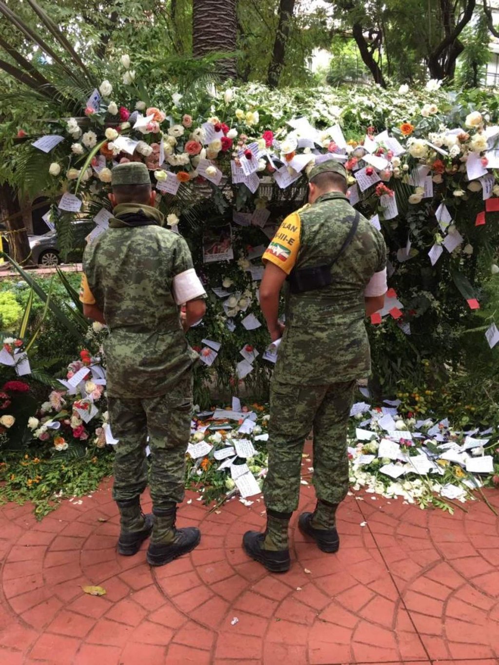 En Parque México, improvisan memorial