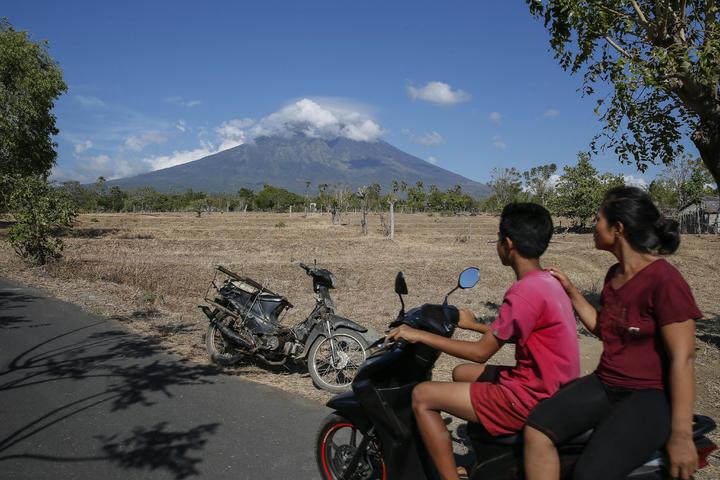 Evacuan a 75 mil en Bali por volcán