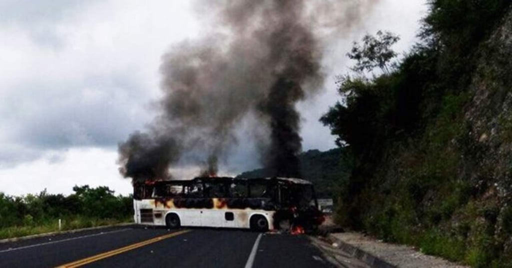 Civiles armados asaltan e incendian autobús en Guerrero