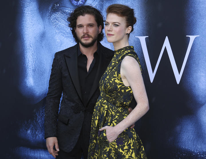 Kit y Rose se comprometen