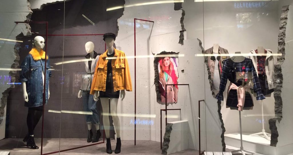 Polémico escaparate en Bershka hace enojar a mexicanos